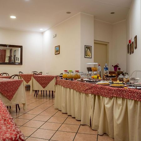 Hotel Mediterraneo เชฟาลู ภายนอก รูปภาพ