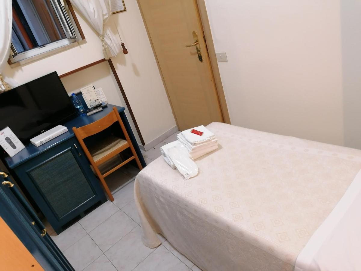 Hotel Mediterraneo เชฟาลู ภายนอก รูปภาพ