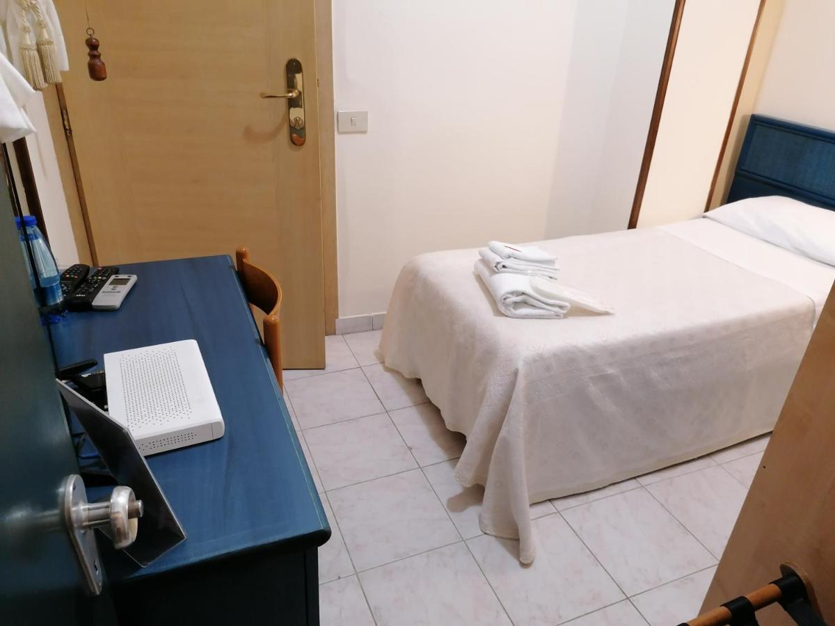 Hotel Mediterraneo เชฟาลู ภายนอก รูปภาพ