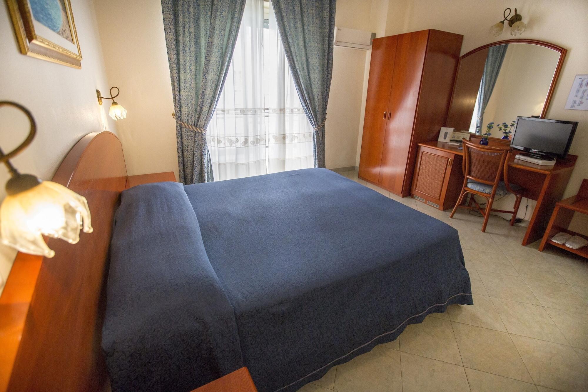 Hotel Mediterraneo เชฟาลู ภายนอก รูปภาพ