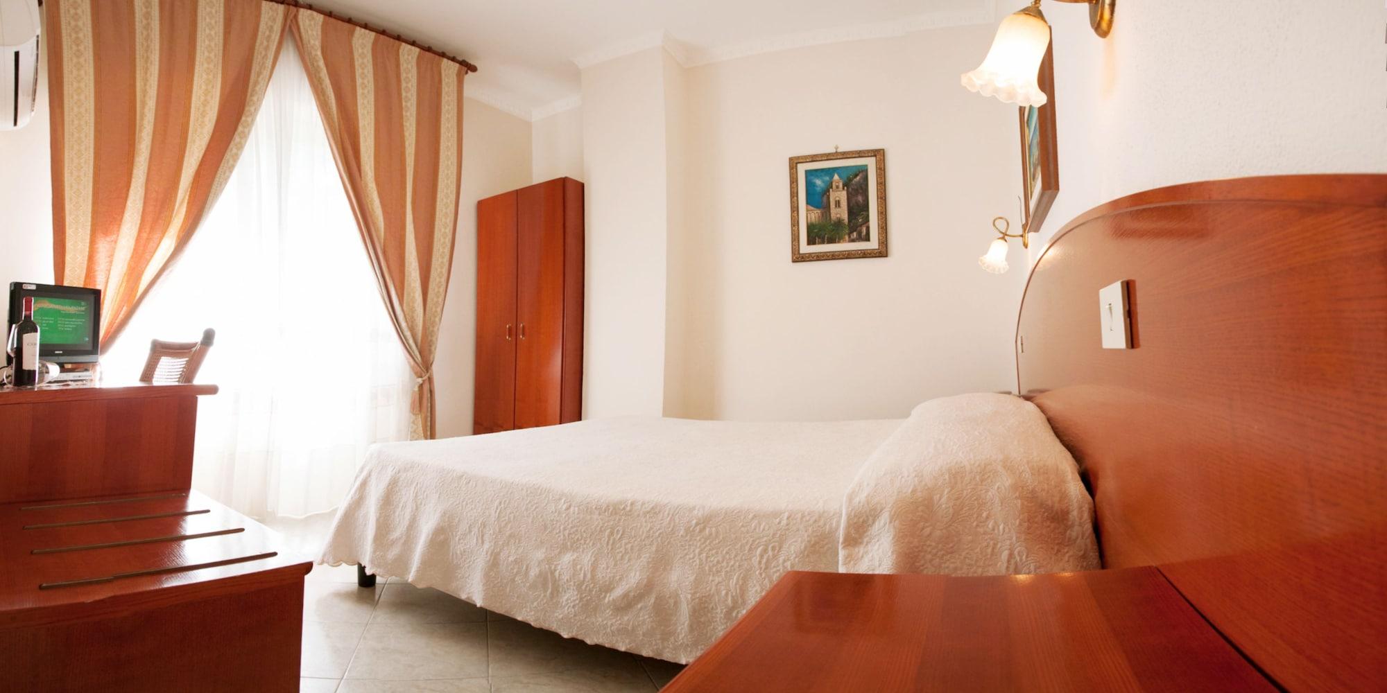 Hotel Mediterraneo เชฟาลู ภายนอก รูปภาพ