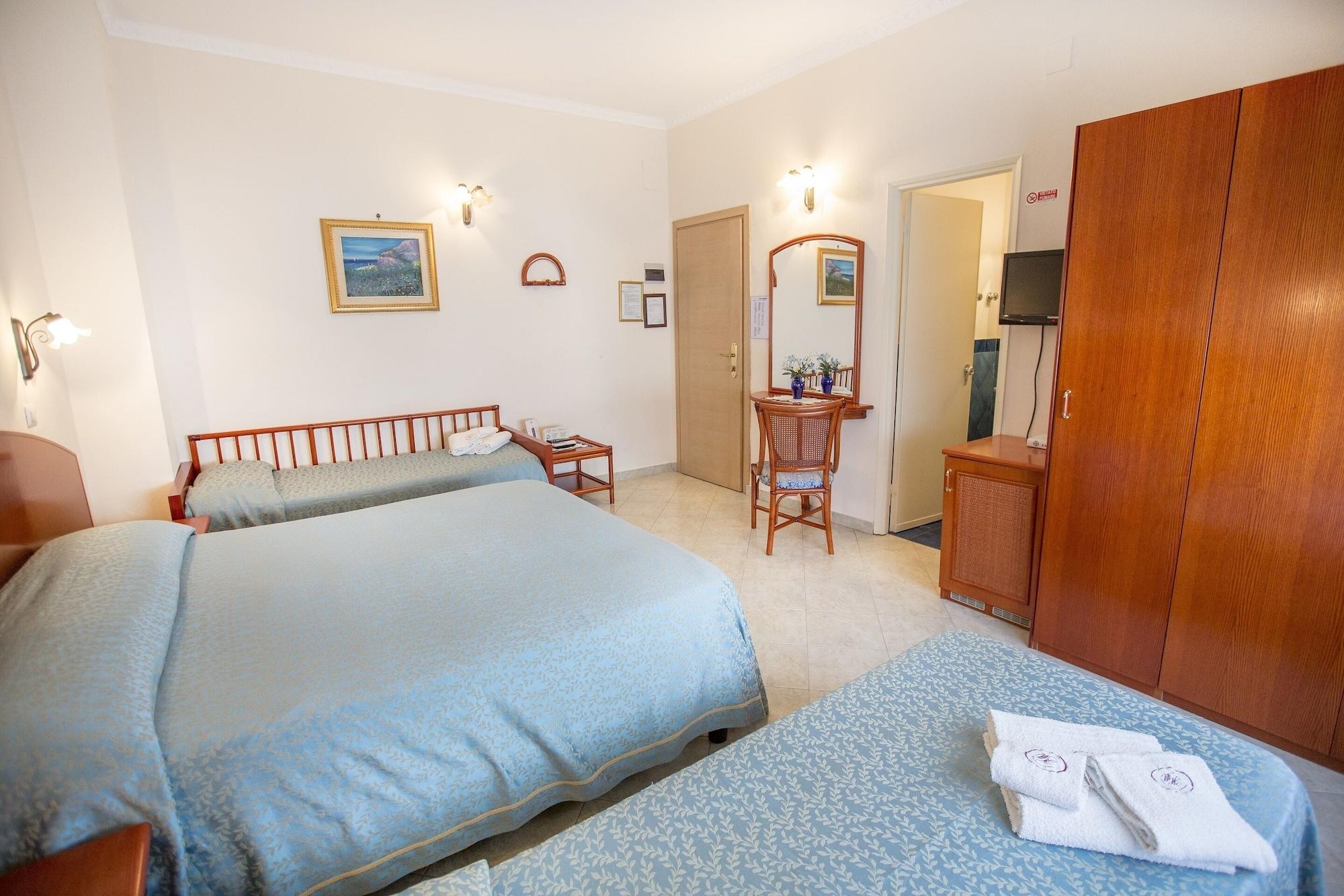 Hotel Mediterraneo เชฟาลู ภายนอก รูปภาพ