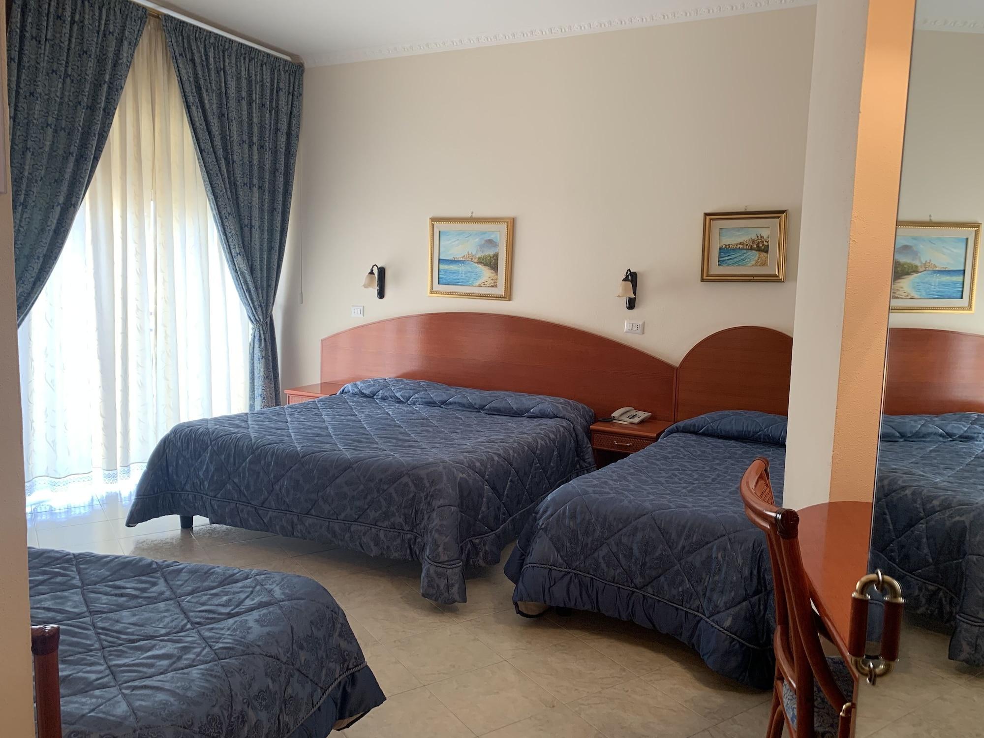 Hotel Mediterraneo เชฟาลู ภายนอก รูปภาพ