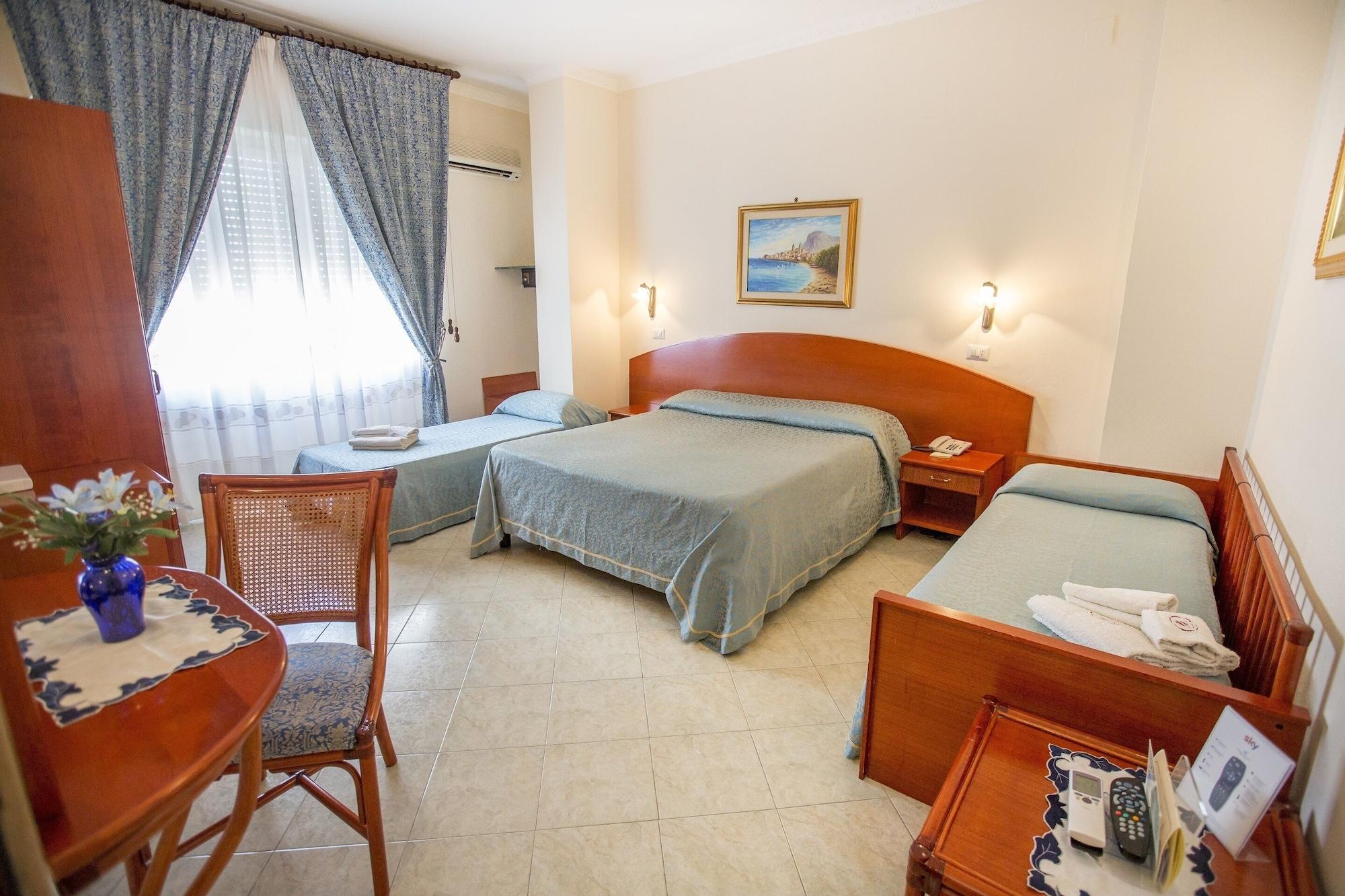 Hotel Mediterraneo เชฟาลู ภายนอก รูปภาพ