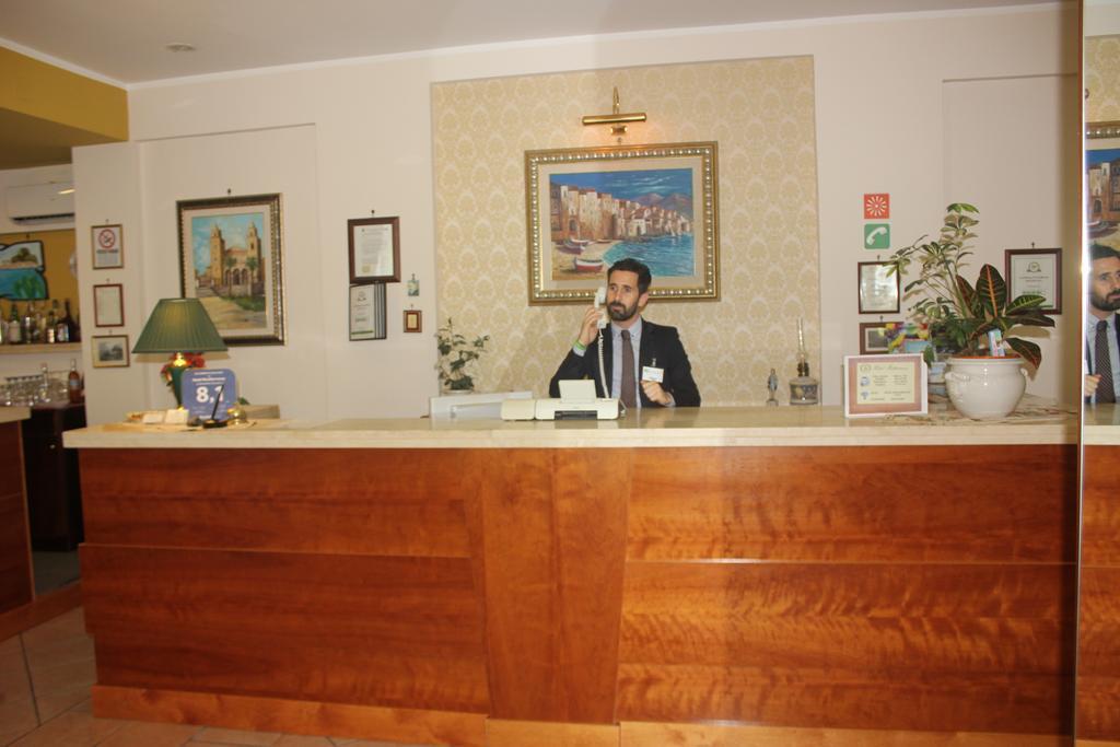 Hotel Mediterraneo เชฟาลู ภายนอก รูปภาพ