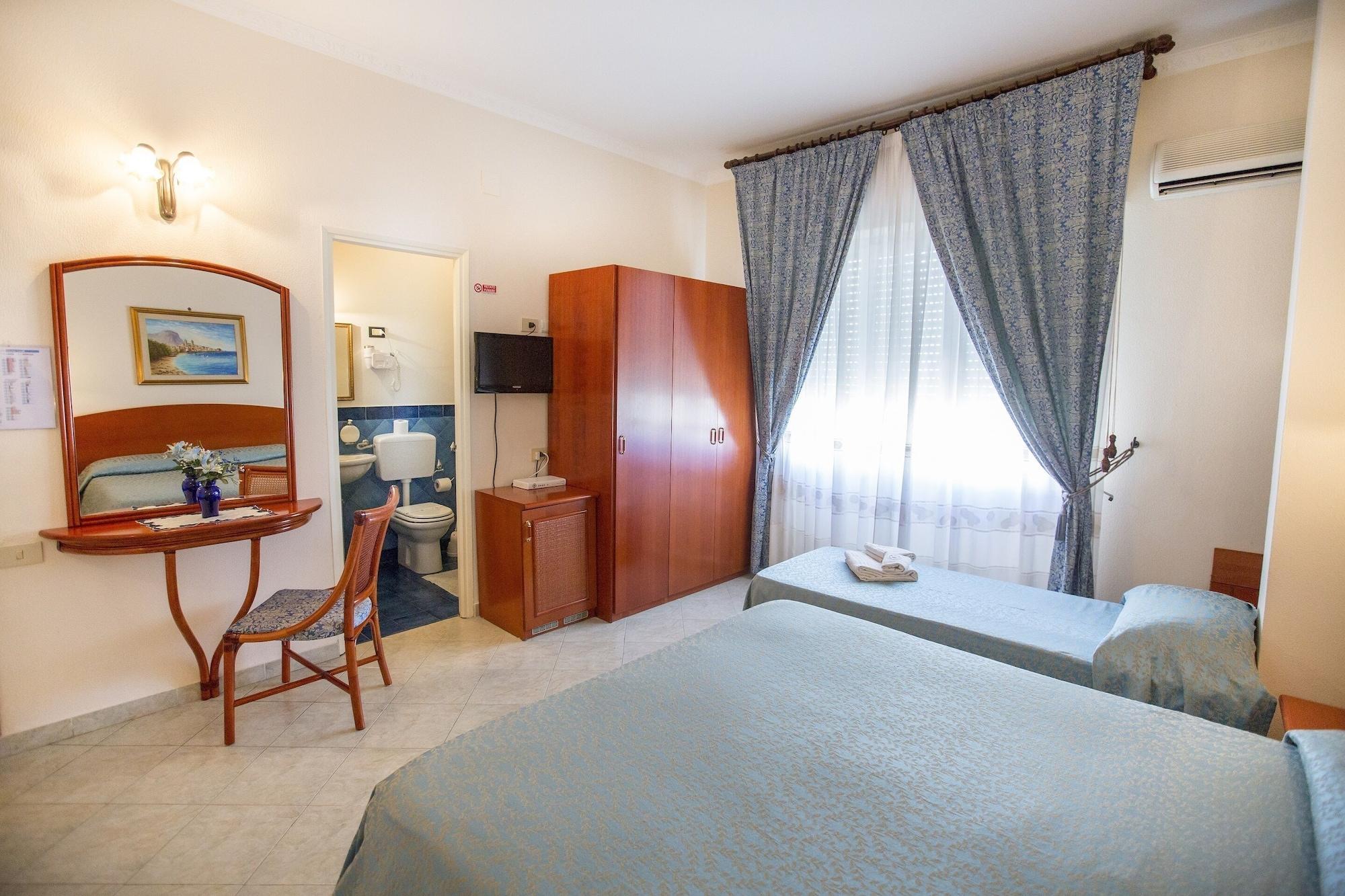 Hotel Mediterraneo เชฟาลู ภายนอก รูปภาพ