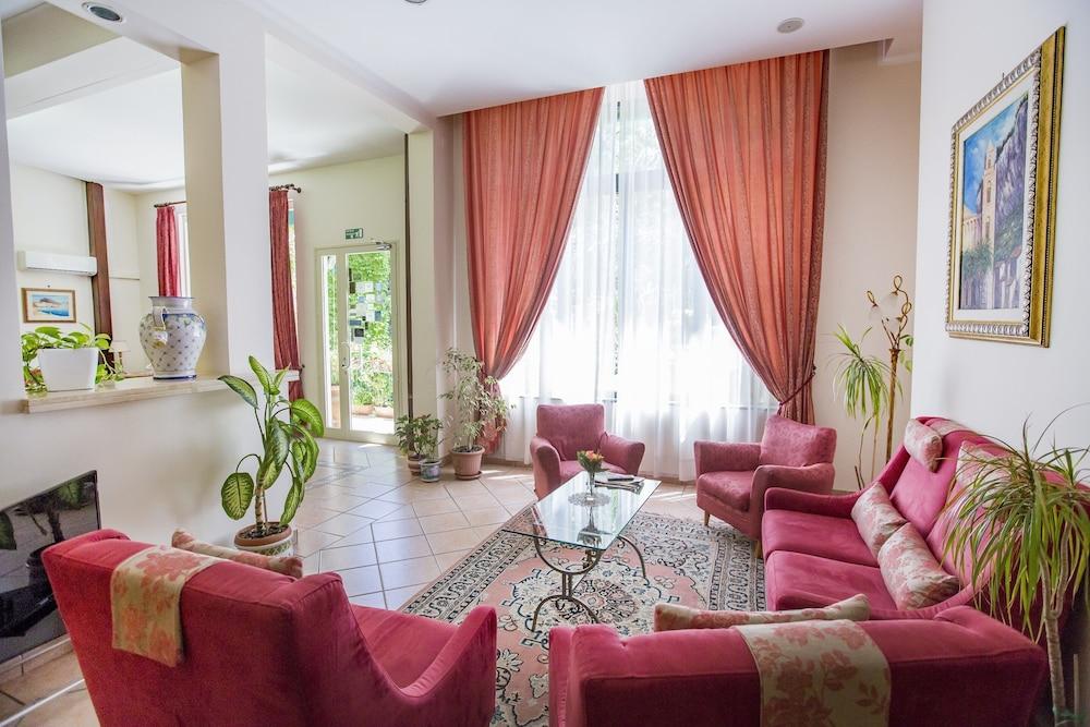 Hotel Mediterraneo เชฟาลู ภายนอก รูปภาพ