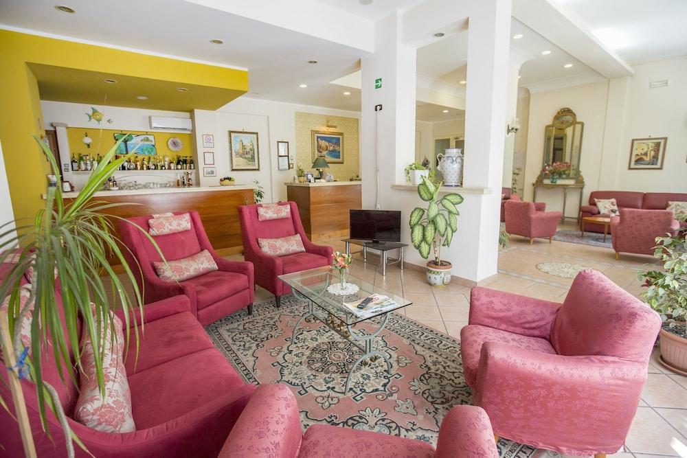 Hotel Mediterraneo เชฟาลู ภายนอก รูปภาพ