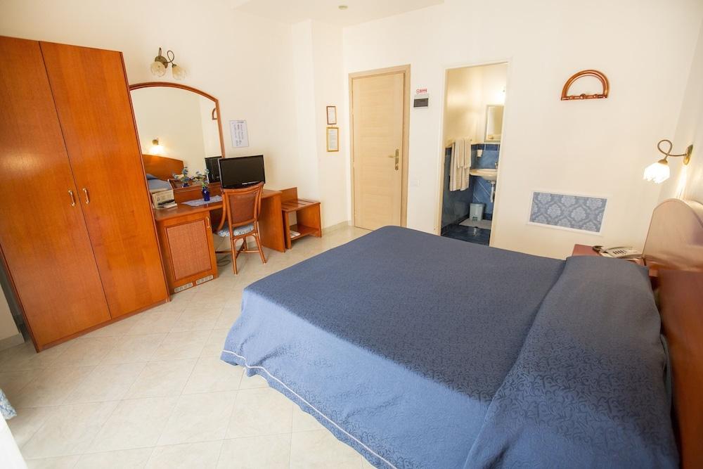 Hotel Mediterraneo เชฟาลู ภายนอก รูปภาพ