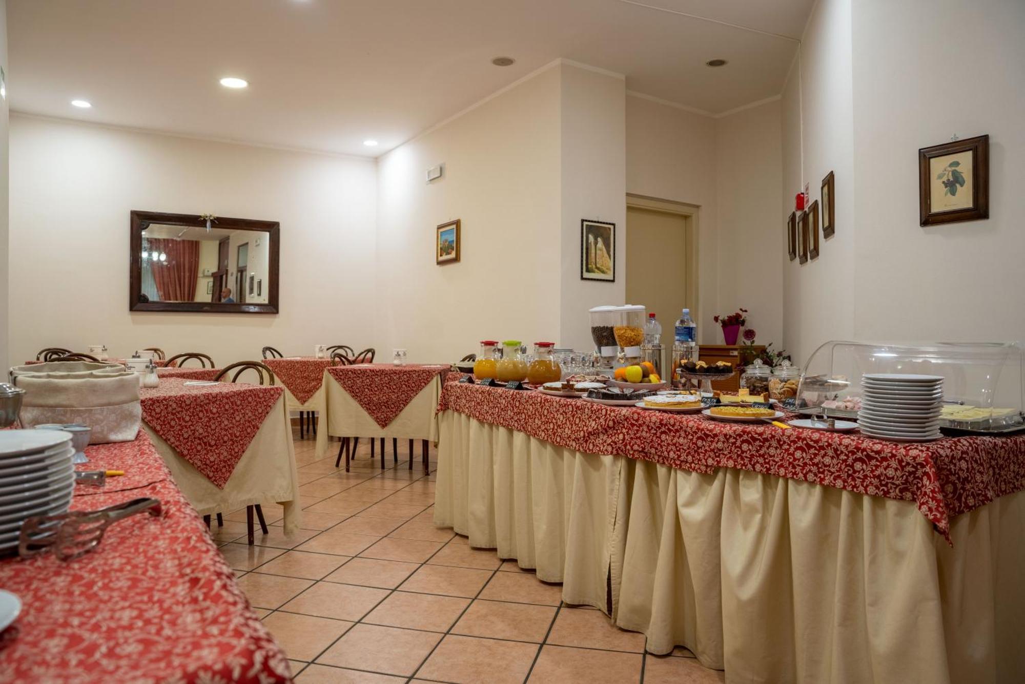 Hotel Mediterraneo เชฟาลู ภายนอก รูปภาพ