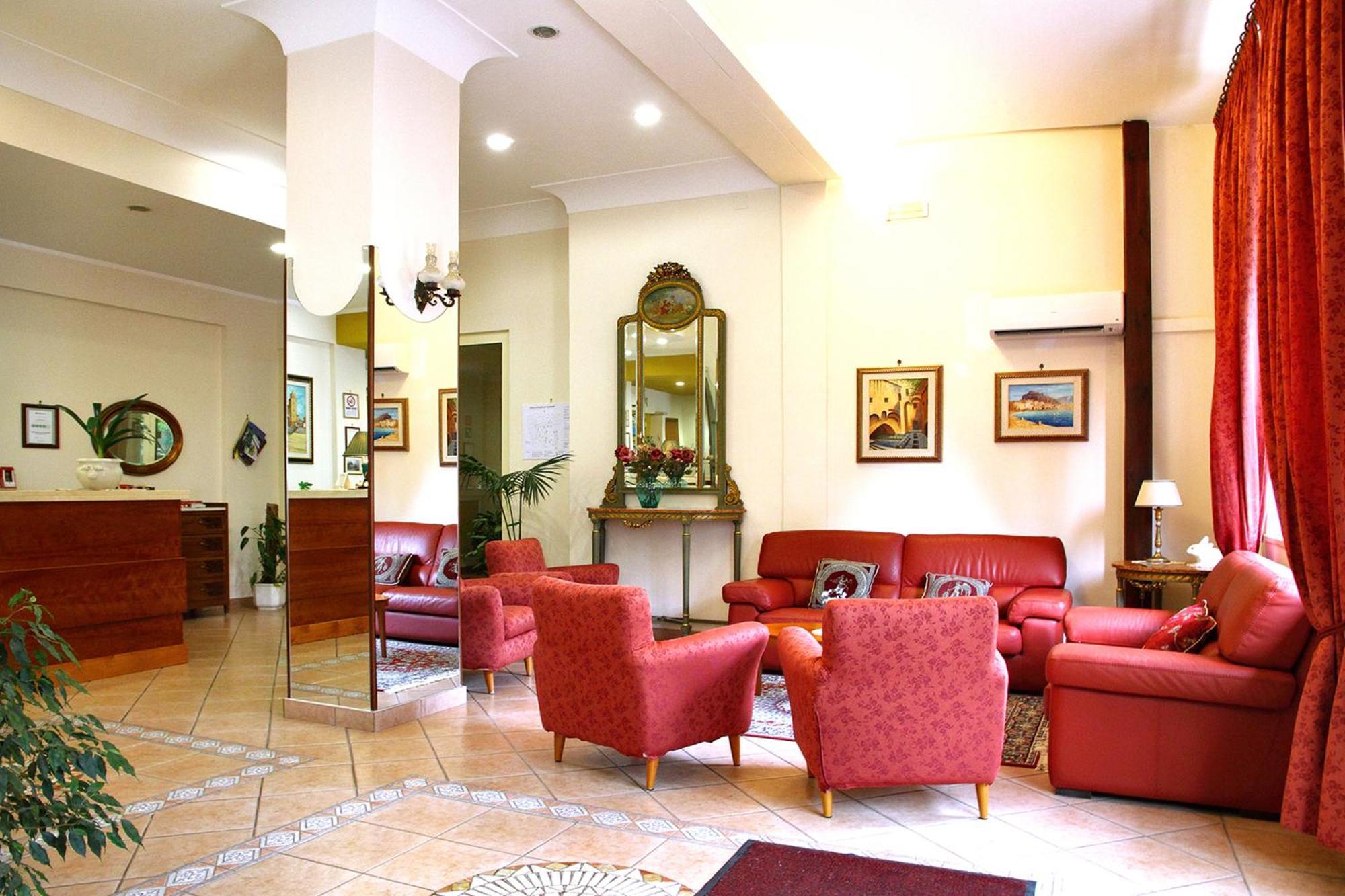 Hotel Mediterraneo เชฟาลู ภายนอก รูปภาพ
