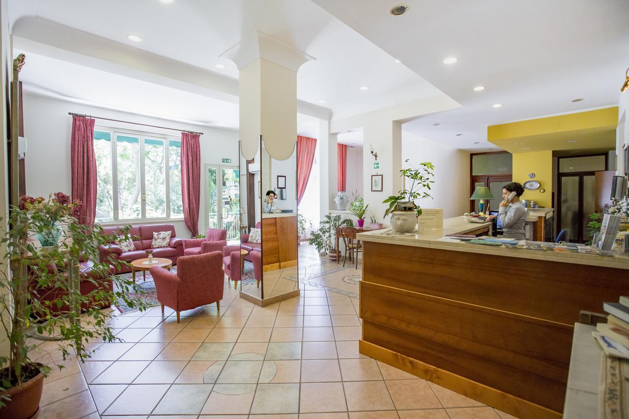 Hotel Mediterraneo เชฟาลู ภายนอก รูปภาพ