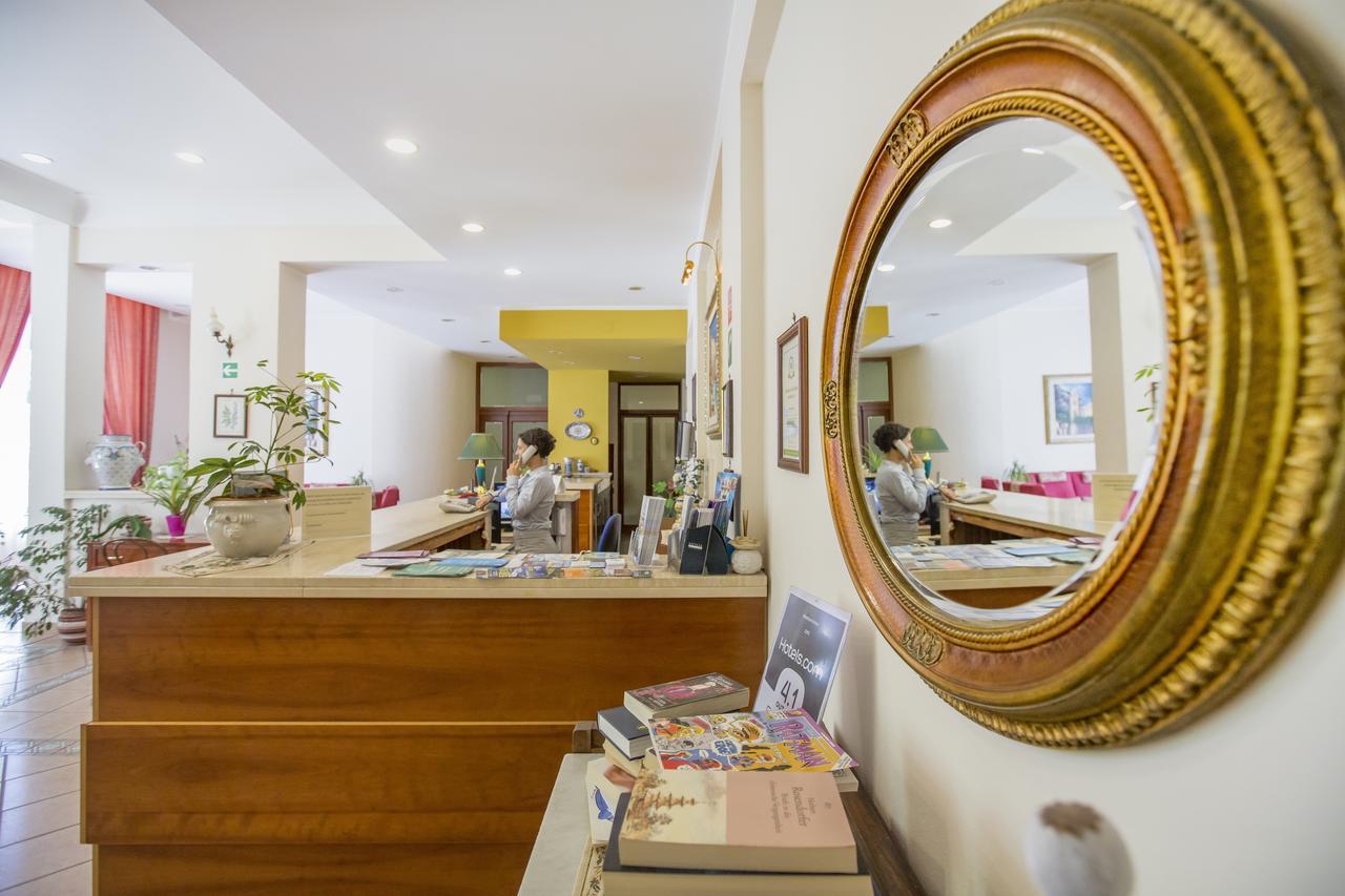 Hotel Mediterraneo เชฟาลู ภายนอก รูปภาพ
