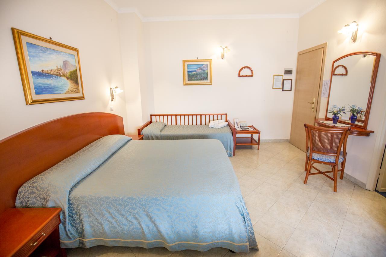 Hotel Mediterraneo เชฟาลู ภายนอก รูปภาพ