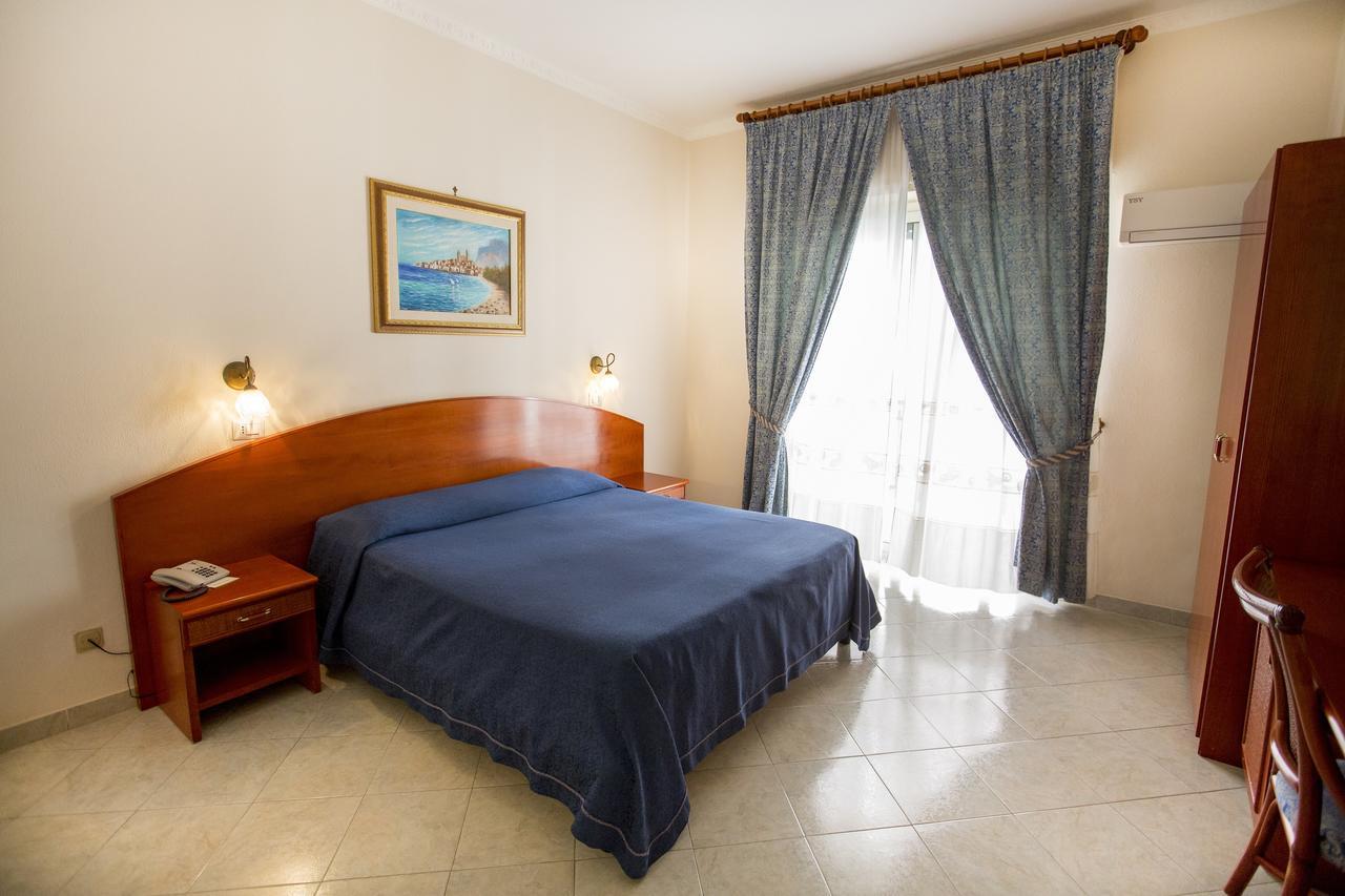 Hotel Mediterraneo เชฟาลู ภายนอก รูปภาพ