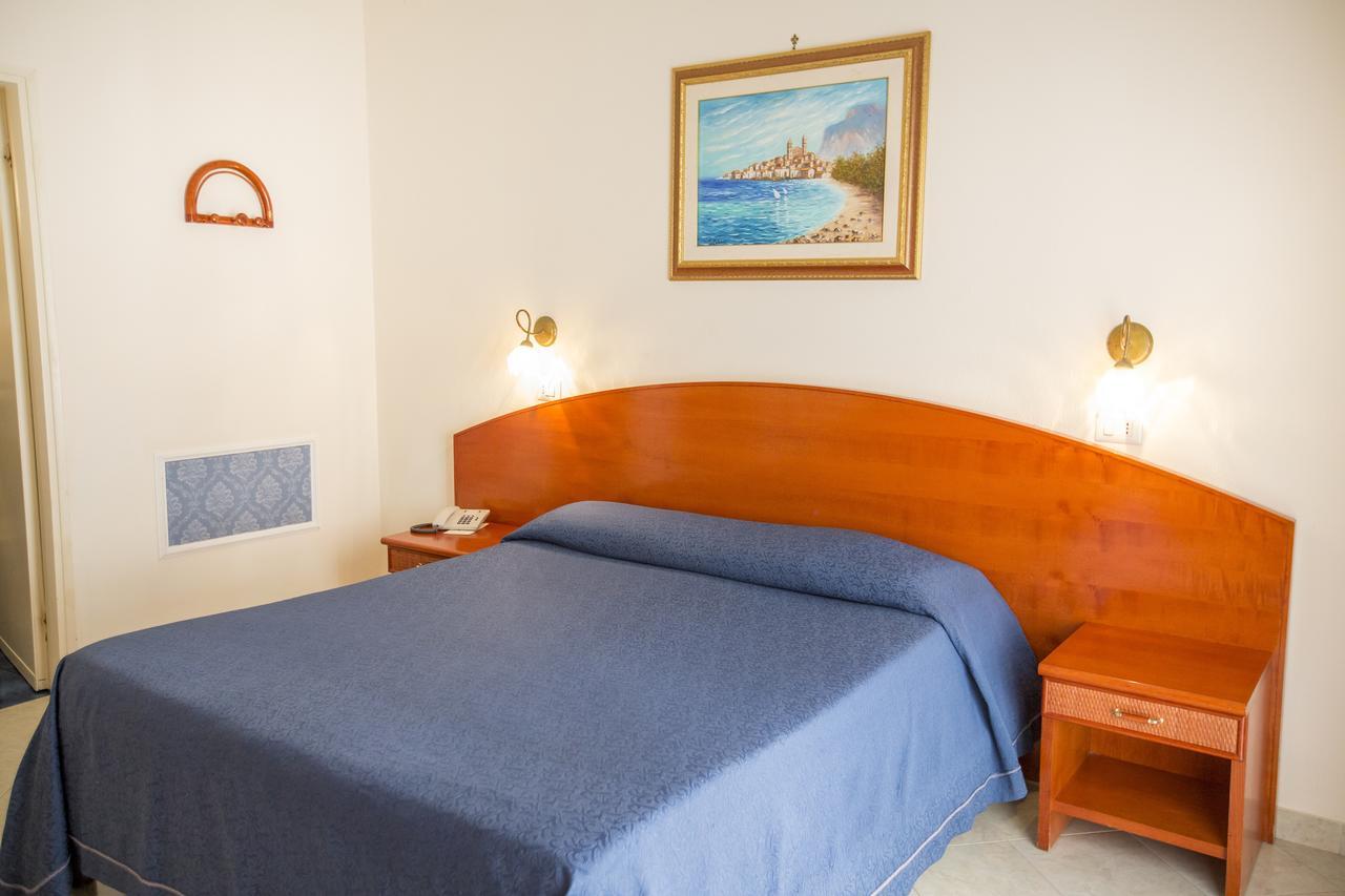 Hotel Mediterraneo เชฟาลู ภายนอก รูปภาพ