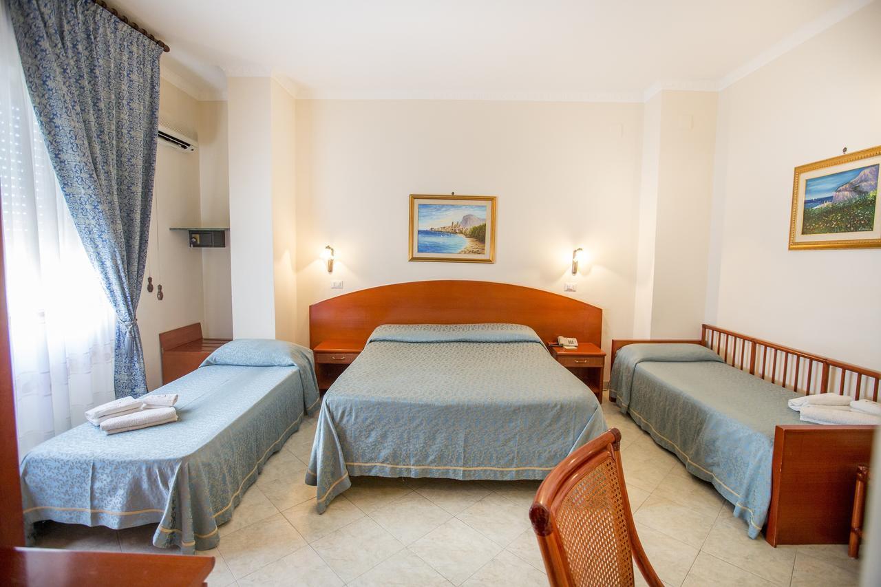 Hotel Mediterraneo เชฟาลู ภายนอก รูปภาพ