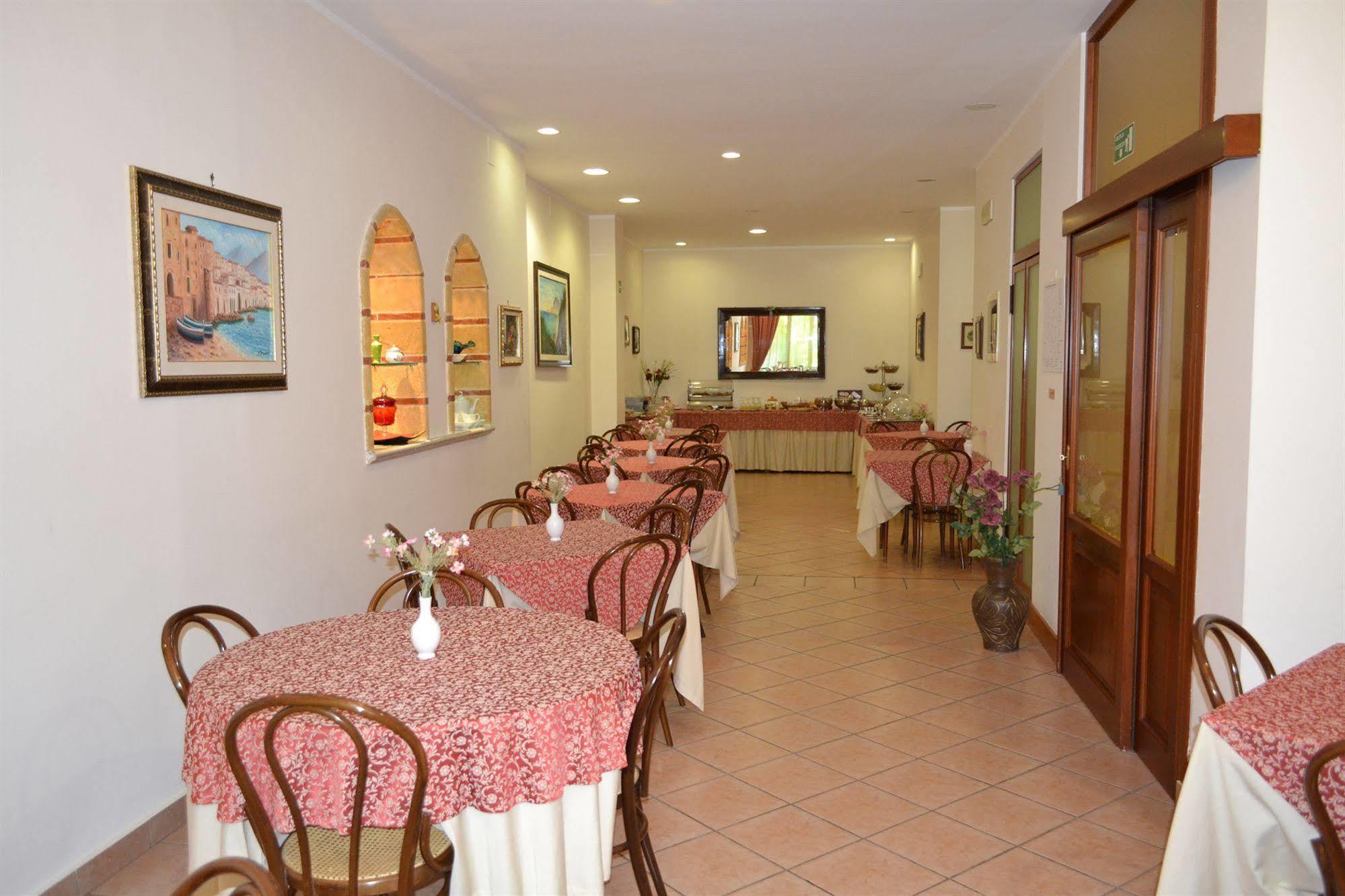Hotel Mediterraneo เชฟาลู ภายนอก รูปภาพ