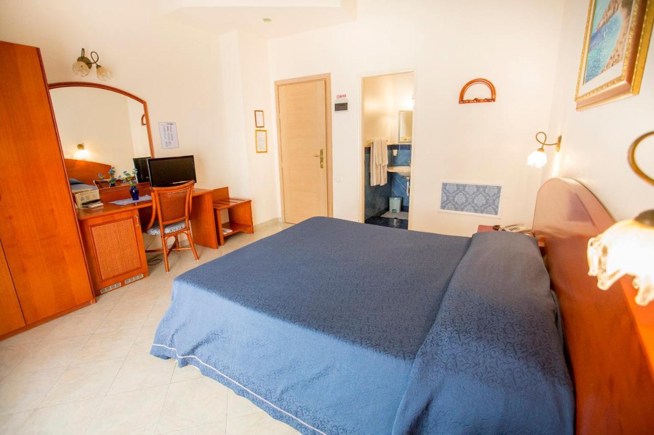 Hotel Mediterraneo เชฟาลู ภายนอก รูปภาพ
