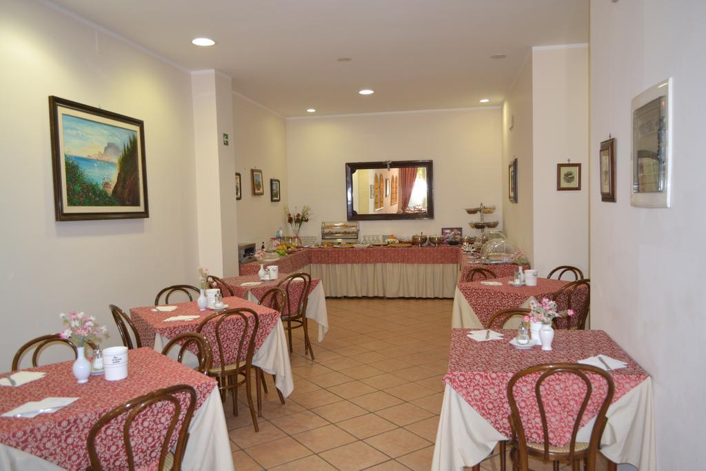 Hotel Mediterraneo เชฟาลู ภายนอก รูปภาพ