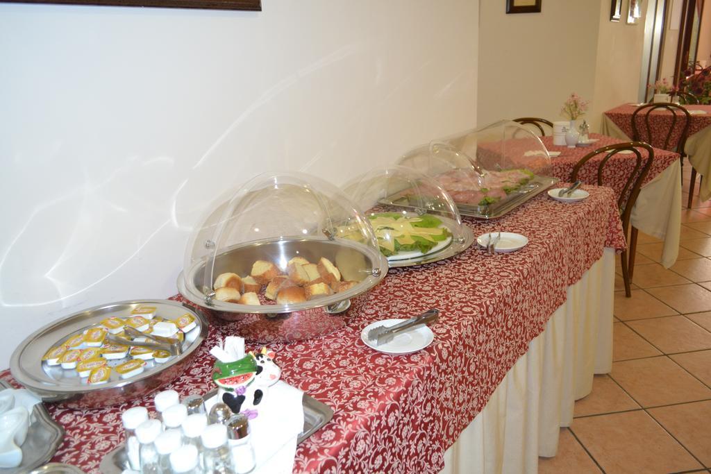 Hotel Mediterraneo เชฟาลู ภายนอก รูปภาพ