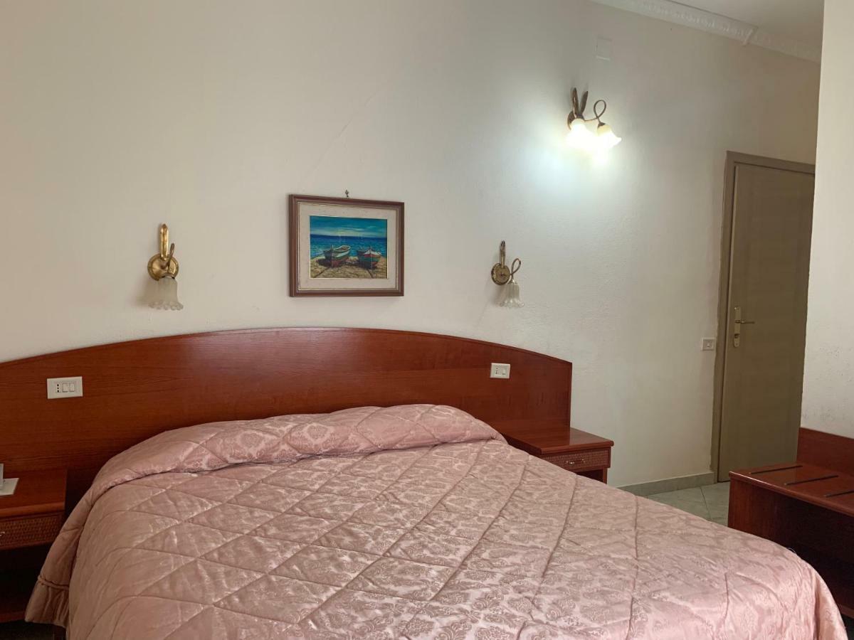 Hotel Mediterraneo เชฟาลู ภายนอก รูปภาพ